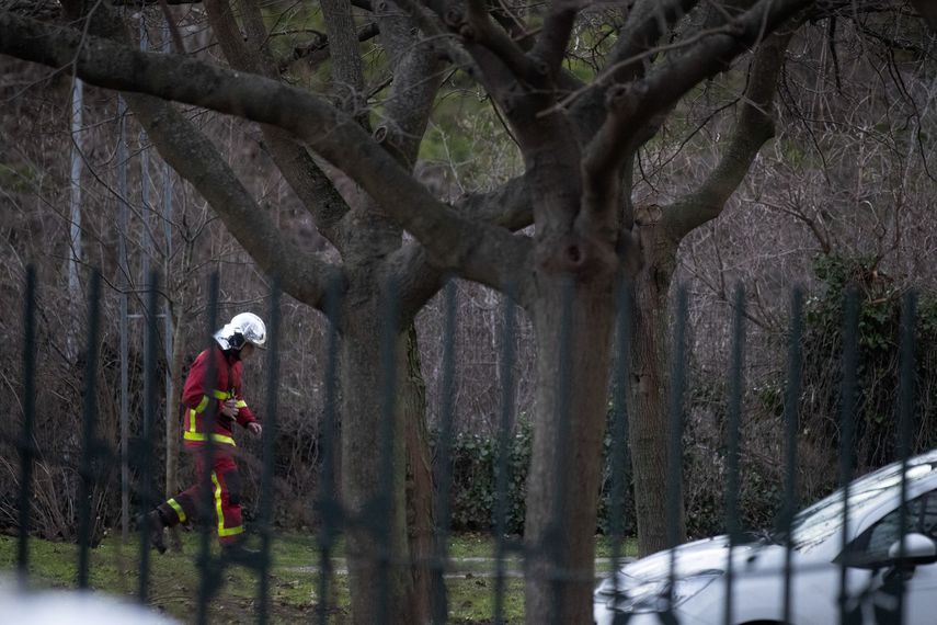 Un rescatista trabaja en un parque despu&eacute;s de que un hombre apu&ntilde;alara a transe&uacute;ntes el viernes 3 de enero de 2020 en Villejuif, sur de Par&iacute;s.&nbsp;