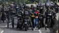 La Guardia Nacional Bolivariana (GNB) detiene a joven que manifestaba.&nbsp;