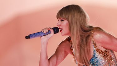 La cantautora estadounidense Taylor Swift actúa durante su Eras Tour en el estadio Sofi de Inglewood, California, el 7 de agosto de 2023.