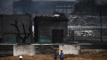 Miembros de la mayor empresa petrolera de Cuba, Cuba Oil Union (Cupet), inspeccionan los daños en el depósito de combustible que estuvo en llamas durante cinco días después de que un rayo cayera sobre uno de sus tanques, en Matanzas, Cuba, el 10 de agosto de 2022.&nbsp; 
