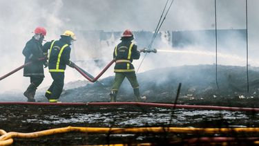 Los bomberos trabajan para apagar un incendio mortal en una instalación de almacenamiento de petróleo en Matanzas, Cuba, el martes 9 de agosto de 2022.
