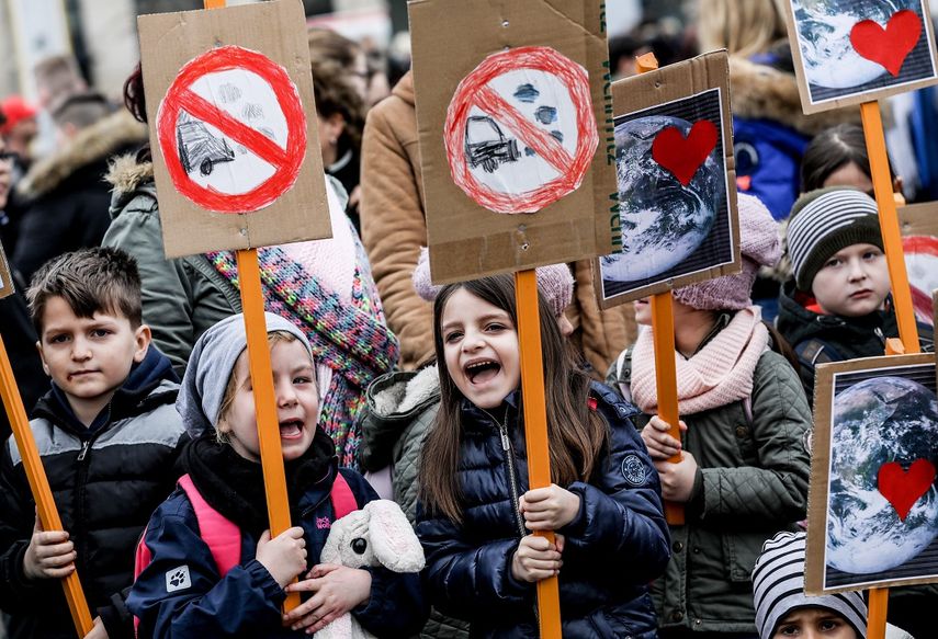 Escolares participan en la protesta Viernes por el futuro para mostrar su indignación ante el&nbsp;cambio&nbsp;climático.