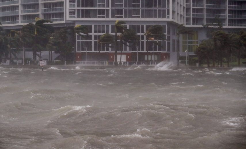 La Bahía de Biscayne se inundó gracias a los efectos del huracán Irma que llegó a Florida con categoría 4.