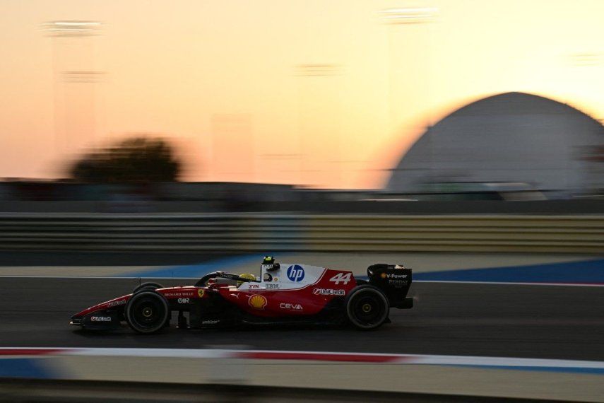 El piloto británico de Ferrari, Lewis Hamilton, conduce en el segundo día de pruebas de pretemporada de Fórmula 1 en el Circuito Internacional de Baréin en Sakhir el 19 de febrero de 2026.&nbsp;