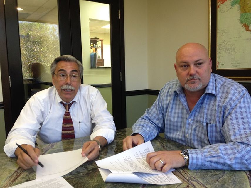 El abogado José Herrera y el comisionado Orlando López muestran los documentos de la demanda contra Díaz. (José Pernalete)