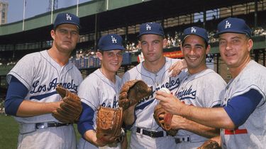 &nbsp;En imagen de archivo de agosto de 1962, los lanzadores de la rotación de los Dodgers de Los Ángeles posan juntos en el Dodger Stadium de Los Ángeles. De izquierda a derecha son Don Drysdale, Pete Richert, Stan Williams, Sandy Koufax y Johnny Podres.