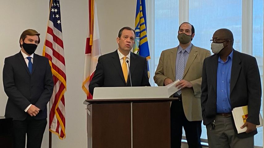 Habla el presidente de la Comisión Justicia Cuba, René Bolio. Lo acompañan Manuel Zalba, Jorge Planas y Jorge Luis García Pérez Antúnez.