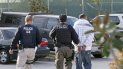 Agentes del Servicio de Control de Inmigración y Aduanas (ICE por sus siglas en inglés) se llevan detenida a una persona en Chula Vista, California.