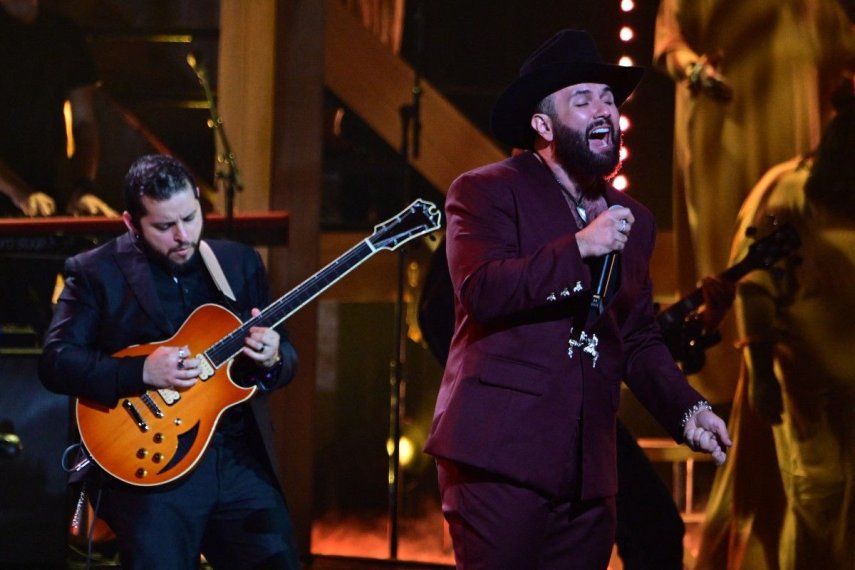 La cantautora mexicana Carin León se presenta en el escenario durante la 25a Entrega Anual de los Premios Latin Grammy en el Kaseya Center en Miami, Florida, el 14 de noviembre de 2024.&nbsp;