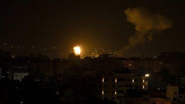 Un ataque israelí deja una bola de fuego y humo en el centro de la Franja de Gaza, el 27 de enero de 2023.&nbsp;