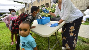 Ruth Venman-Clay, para-educadora en la Escuela Primaria Greenstreet, en Brattleboro, Vermont, le toma la temperatura a&nbsp; ni&ntilde;os en el primer d&iacute;a del a&ntilde;o escolar.&nbsp;