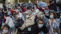 Protesta de personas en el vecindario Vallecas debido a las restricciones por el coronavirus impuestas por las autoridades de salud solo en algunas partes de Madrid, España, el jueves 24 de septiembre de 2020. Protesta de personas en el vecindario Vallecas debido a las restricciones por el coronavirus impuestas por las autoridades de salud solo en algunas partes de Madrid, España, el jueves 24 de septiembre de 2020.