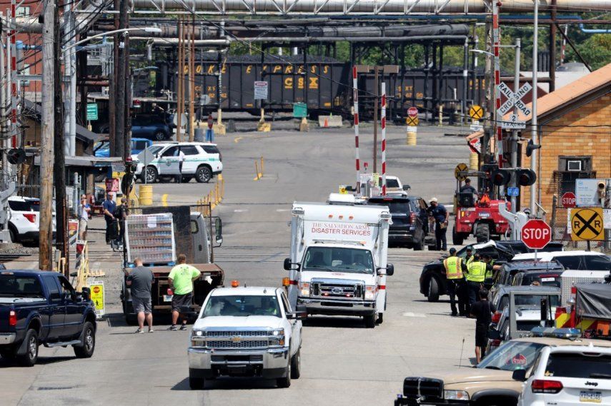 Un vehículo de los Servicios de Desastres del Ejército de Salvación cerca de la entrada de la planta de coque Clairton de US Steel tras una explosión en la planta en Clairton, Pennsylvania, el 11 de agosto de 2025.