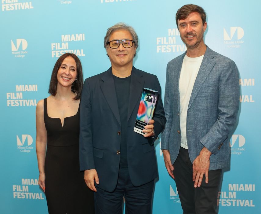 Park Chan-wook, junto a James Woolley, director ejecutivo, y Lauren Cohen, directora de programación del Festival de Cine de Miami.&nbsp;
