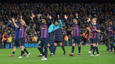 Los jugadores del Barcelona celebran en el campo luego de su victoria sobre el Real Madrid en el desafío de la Liga española, el 19 de marzo de 2023.