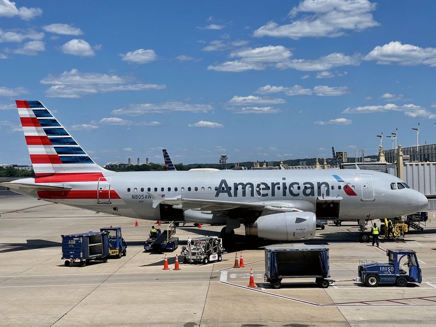 Un avión de American Airlines recibe servicio de carga.