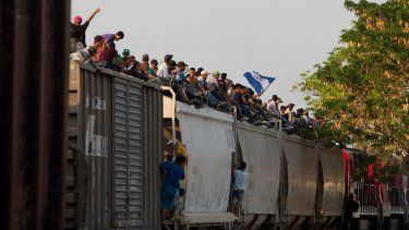 Migrantes centroamericanos montados sobre un tren de carga en su ruta hacia la frontera entre México y Estados Unidos, en Ixtepec, en el estado de Oaxaca, México.&nbsp;