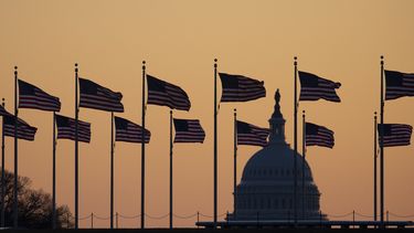   Banderas estadounidenses ondean al viento alrededor del monumento de Washington con el Capitolio en el trasfondo el lunes, 20 de enero del 2020. El juicio político al presidente Donald Trump en el senado se reanuda el 21 de enero. 