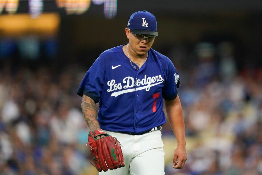 Julio Urías, lanzador de los Dodgers de Los Ángeles, camina rumbo a la cueva del equipo después de la parte alta de la quinta entrada de un juego en contra de los Marlins de Miami, el sábado 19 de agosto de 2023, en Los Ángeles.