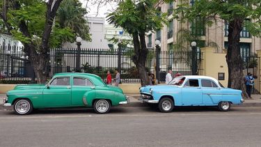 &nbsp;Vehículos antiguos en una calle de La Habana (Cuba).&nbsp;&nbsp;