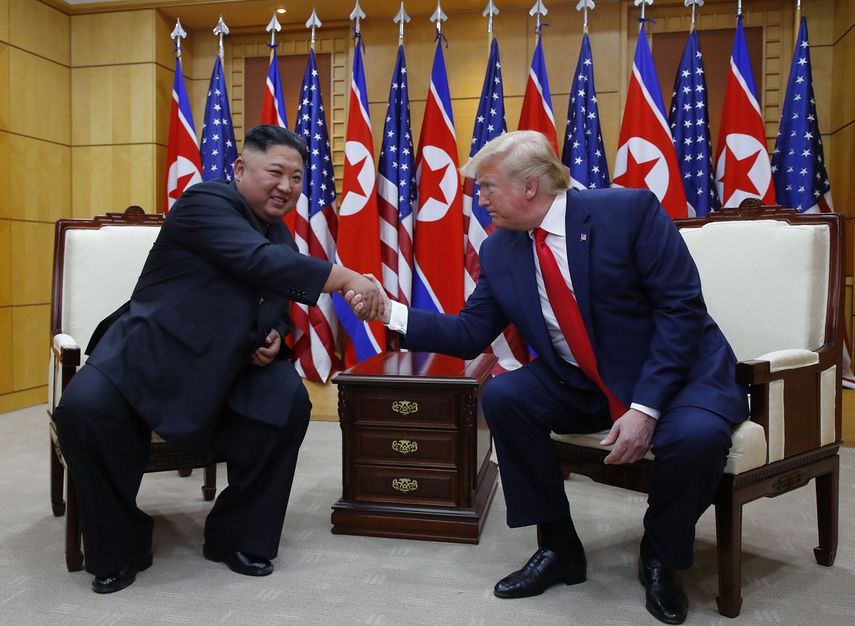 El presidente Donald Trump (der.) y el líder norcoreano, Kim Jong-un, se saludan en una histórica e improvisada cumbre en la militarizada frontera intercoreana que ha servido para reactivar las conversaciones sobre desnuclearización.&nbsp;