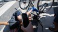 El presidente de los Estados Unidos, Joe Biden, se cae de su bicicleta cuando se acerca a los simpatizantes después de un paseo en bicicleta en el Parque Estatal Gordons Pond en Rehoboth Beach, Delaware, el 18 de junio de 2022.