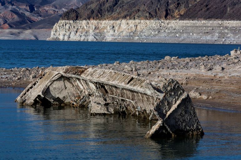 Lancha de desembarco de soldados o tanques de la Segunda Guerra Mundial que quedó al descubierto al bajar el nivel de las aguas del Lago Mead en Boulder City (Nevada) en medio de una sequía.