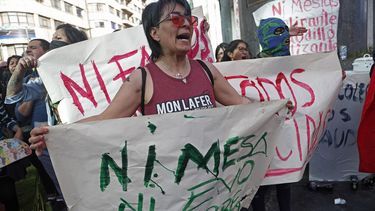 Una mujer protesta contra la reelección del presidente Evo Morales y el candidato rival, el exmandatario Carlos Mesa, en La Paz, Bolivia, el miércoles 30 de octubre de 2019. 