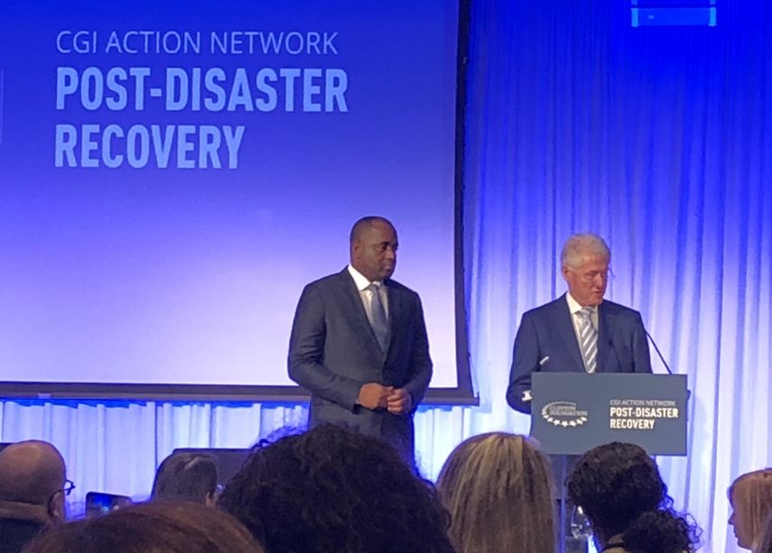 El primer ministro de Dominica, Roosevelt Skerrit, junto al expresidente estadounidense Bill Clinton.