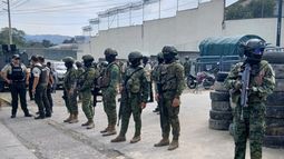Policías y militares hacen guardia frente a una prisión en Esmeraldas, Ecuador, el 25 de septiembre de 2025