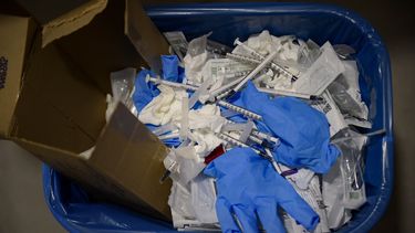 Vista de un cesto con jeringas y guantes después de que los residentes del hogar de ancianos San Jerónimo recibieron una tercera dosis de la vacuna de Pfizer contra el COVID-19, en Estella, a unos 38 kilómetros de Pamplona, España, el 23 de septiembre de 2021.&nbsp;