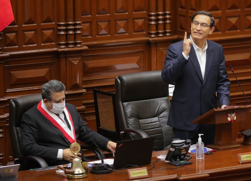 En esta fotografía de folleto tomada el 18 de septiembre de 2020 y difundida por la Presidencia peruana, el presidente Martín Vizcarra (derecha) se encuentra junto al presidente del Congreso, Manuel Marino, mientras presenta una declaración en el Congreso en Lima, donde enfrenta un juicio político. por supuestamente instar a dos funcionarios del gobierno a mentir sobre un contrato cuestionado con un cantante.