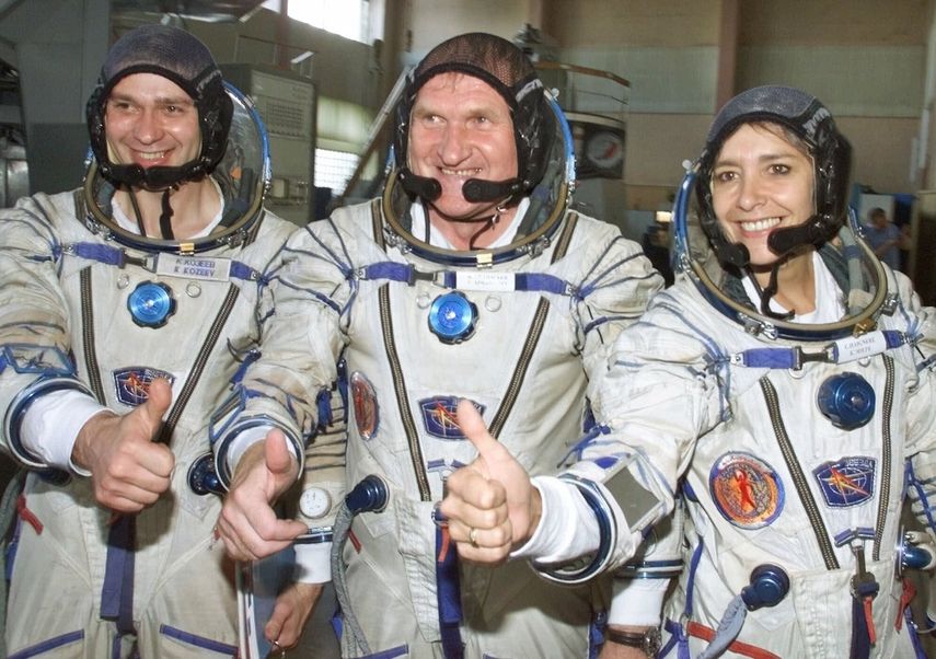 En esta foto de archivo del 5 de julio de 2001, la astronauta francesa Claudie Haignere, derecha, y sus colegas rusos Viktor Afanasyev, centro, y Konstantin Kozeyev se entrenan en una nave espacial Soyuz TM.&nbsp;