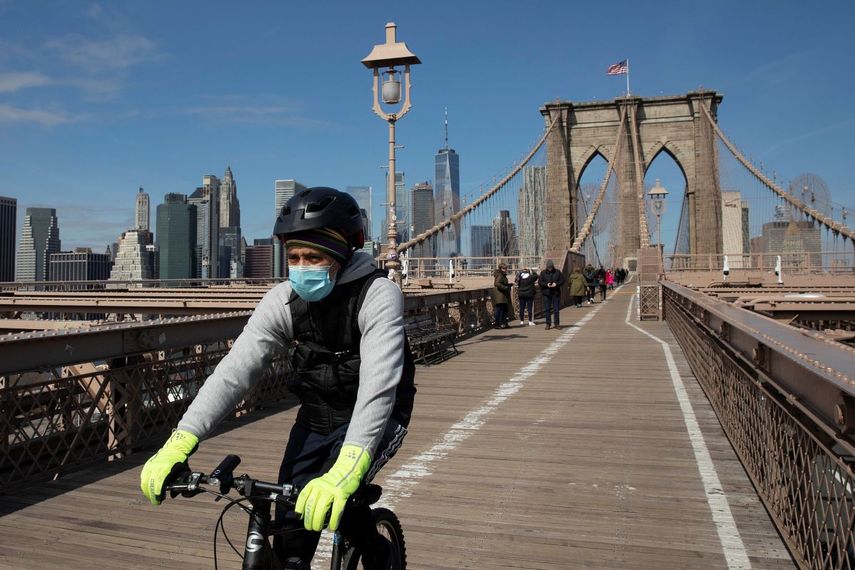 Un ciclista con mascarilla cruza el Puente de Brooklyn, el 16 de marzo de 2020 en Nueva York.&nbsp;