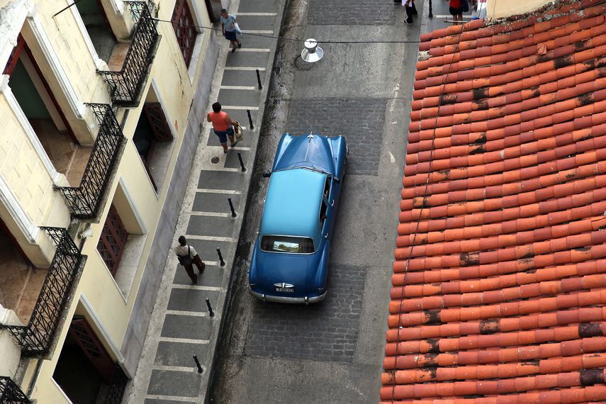 Fotografía&nbsp; de un auto clásico que circula por una calle de la ciudad de Camagüey (Cuba).&nbsp; EFE/Alejandro Ernesto