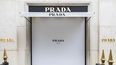 Esta fotografía muestra un logotipo en la fachada de una tienda de la marca de moda de lujo italiana Prada en la Rue Montaigne de París el 16 de abril de 2025.&nbsp;