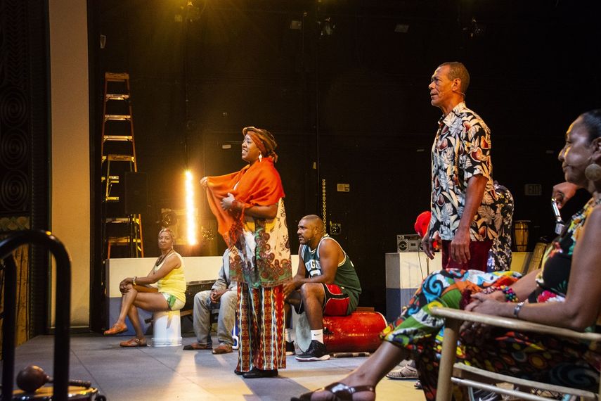 Betsayda y la Parranda El Clavo ensayan el estreno mundial del musical Viva la parranda, en el Colony Theatre, en Miami Beach.