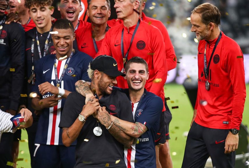 Neymar intercambió palabras con el espectador y luego levantó la mano hacia él.