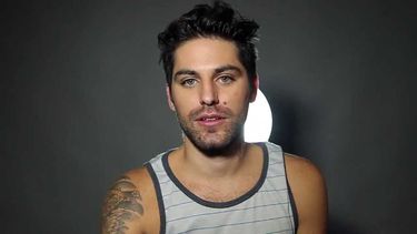 Además de actor y presentador de televisión, Renato López fue guitarrista del grupo de rock The Prom Kingscon.