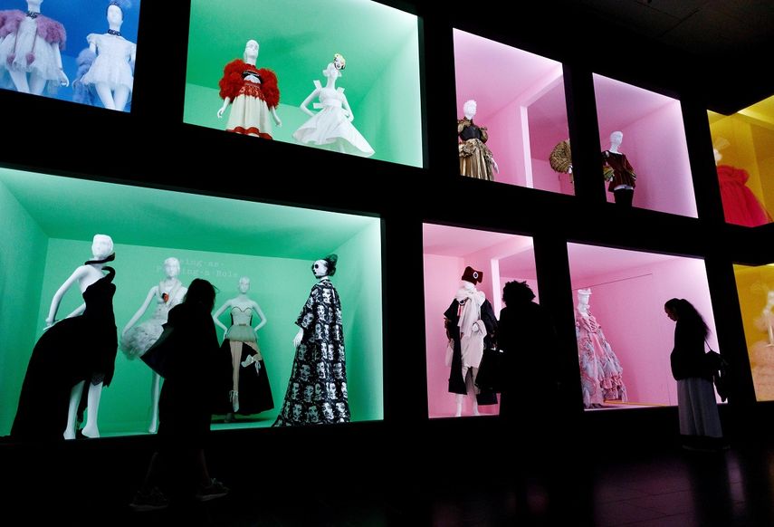 Formada por unos 250 objetos, la exhibición incluye desde cuadros del siglo XVII, momento en el que ya se plasman los rasgos iniciales del camp, hasta las propuestas de jóvenes diseñadores