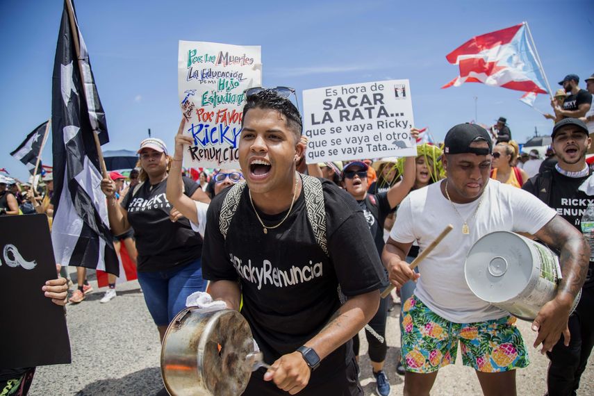Manifestantes hacer sonar cacerolas durante una marcha por la autovía Las Américas para exigir la renuncia del gobernador, Ricardo Rosselló, en San Juan, Puerto Rico, el 22 de julio de 2019