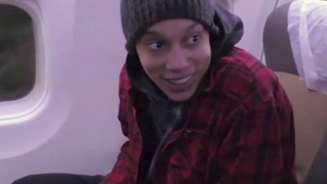 En esta imagen de video facilitada por el Servicio Federal de Seguridad de Rusia, la estrella de la WNBA y dos veces ganadora de medalla de oro olímpica, Brittney Griner, permanece sentada en un avión mientras viaja el jueves 8 de diciembre de 2022 a Abu Dhabi, como parte de un canje de prisioneros entre Estados Unidos y Rusia que incluyó al ciudadano ruso VIktor Bout, acusado por Washignton de ser un traficante de armas.&nbsp;