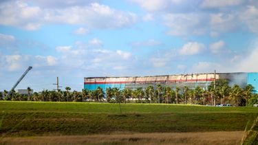 La semidestruida planta de Doral como producto de un voraz incendio.