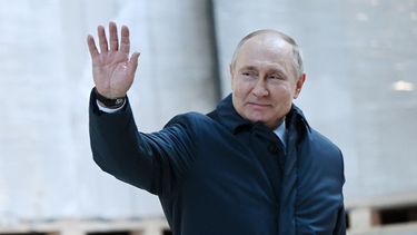 El presidente ruso Vladimir Putin visita el sitio de construcción del Centro Espacial Nacional en Moscú el 27 de febrero de 2022.