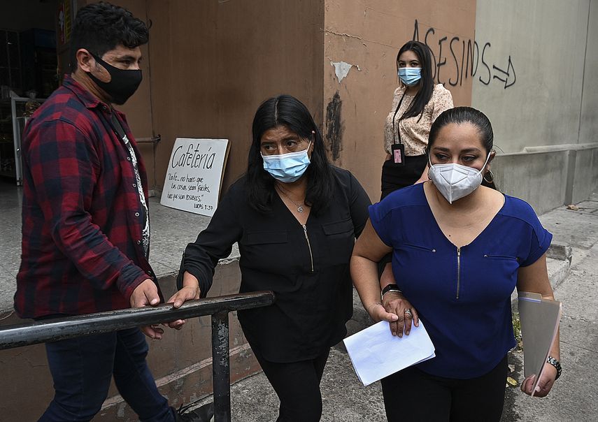 Norma Rodríguez (C), madre de la fallecida estudiante de enfermería Keyla Martínez, es vista frente al Ministerio Público, donde exige justicia para su hija, en Tegucigalpa, el 23 de febrero de 2021. Keyla Martínez, de 26 años, murió en una celda de la Nacional. Policías tras ser capturados en el municipio de La Esperanza por violar un toque de queda impuesto por el gobierno en medio de la pandemia de COVID-19.