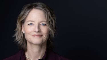 La actriz y directora estadounidense Jodie Foster posa durante una sesión de fotos en París el 13 de febrero de 2024. &nbsp;