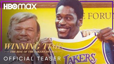 Winning Time, serie de diez episodios que empezará HBO y HBO Max a difundir el domingo, reconstruye la historia de la franquicia californiana a partir de su adquisición, en 1979, por Jerry Buss, excéntrico hombre de negocios encarnado por John C. Reilly, que quiere convertir al básquet en un espectáculo tanto dentro como fuera de la cancha