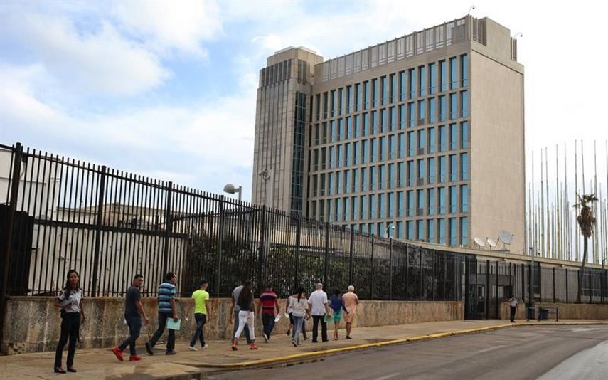 Cubanos hacen fila a las afueras de la embajada de EEUU en La Habana.