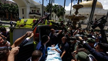 Simpatizantes del chavismo irrumpieron por la fuerza en el Parlamento y causaron heridas a algunos diputados.