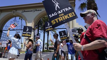 Guionistas y actores de Hollywood en huelga protestan afuera de los estudios Paramount en Los Ángeles, el viernes 14 de julio de 2023.